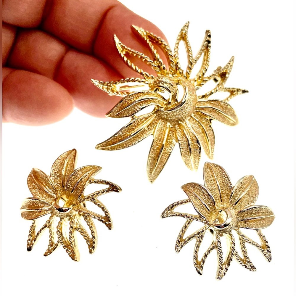 Vintage Sarah Coventry Gold Tone Textured Floral Design Brooch & Earrings Set